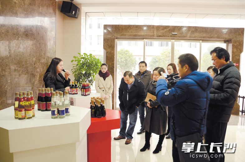 長沙市市長質(zhì)量獎評審組成員正在聽企業(yè)工作人員介紹產(chǎn)品。 資料圖片