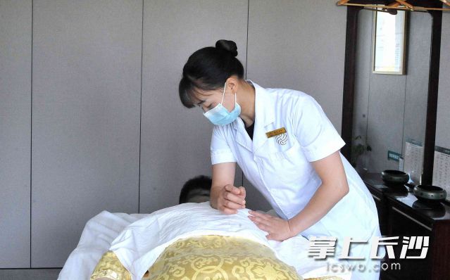顧客在頤而康門店安心享受健康調(diào)理。