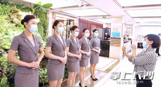 門店工作人員全體佩戴口罩，持綠碼上崗。
